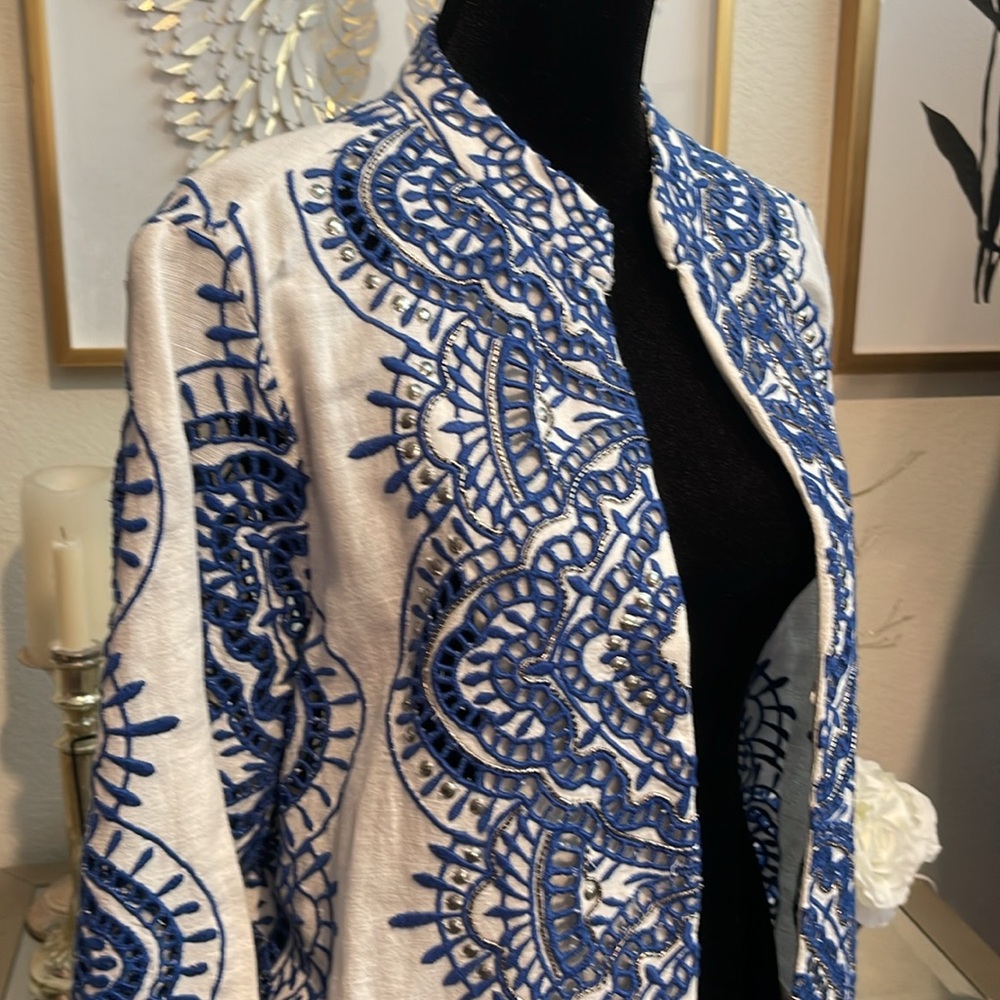 Chico’s Blue and White Embroidered Scalloped-Hem Jacket Size M - Picture 3 of 12
